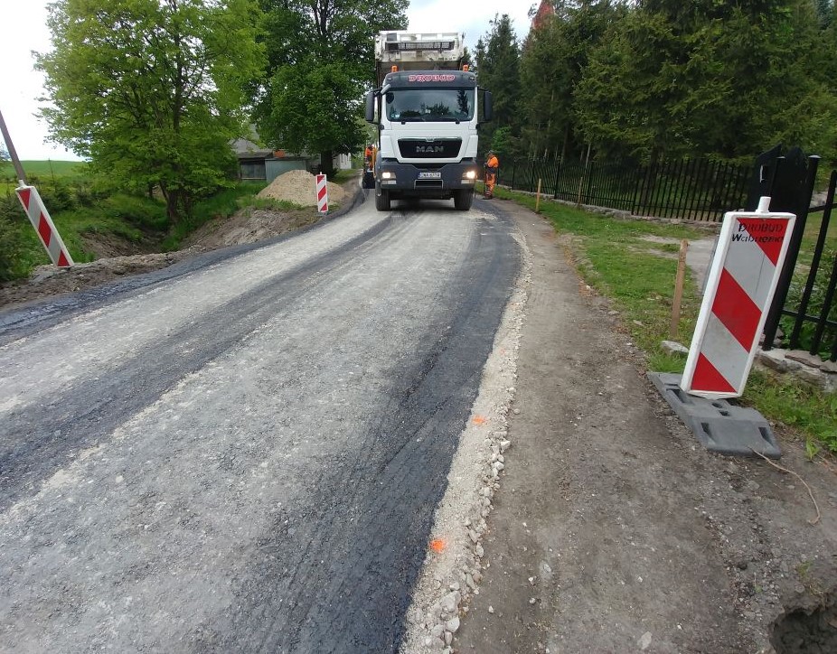 Prace budowlane związane z przebudową drogi