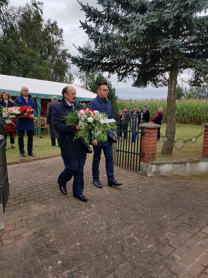 Przedstawiciele Samorządów podczas składania kwiatów.