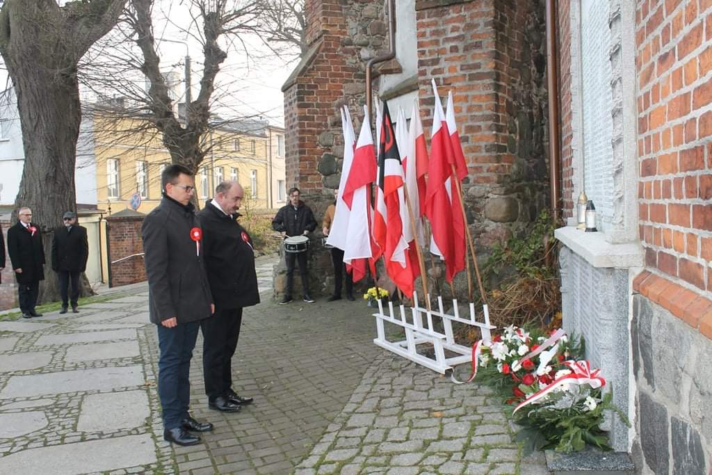 Złożenie kwiatów pod tablicą "Sokoła" ( zdjęcie dzięki uprzejmości Urzędu Miasta Wąbrzeźno )