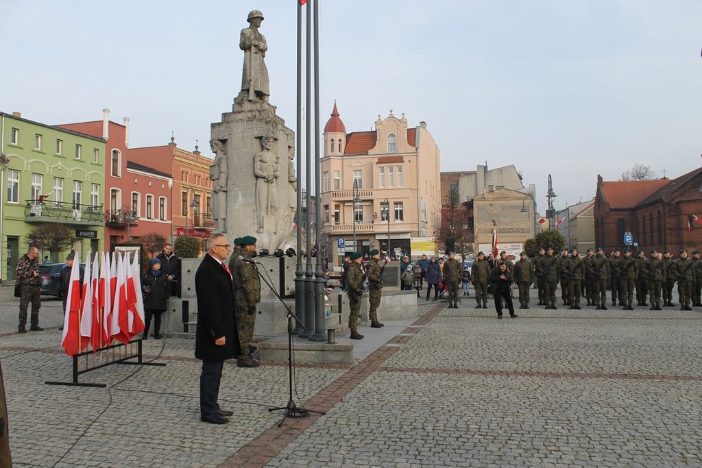 Uroczystości na placu Jana Pawła II ( zdjęcie dzięki uprzejmości Urzędu Miasta Wąbrzeźno )