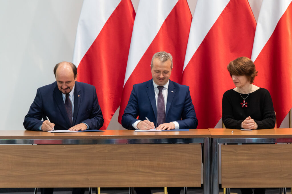 Podpisanie umowy. Fot. Kujawsko - Pomorski Urząd Wojewódzki w Bydgoszczy.
