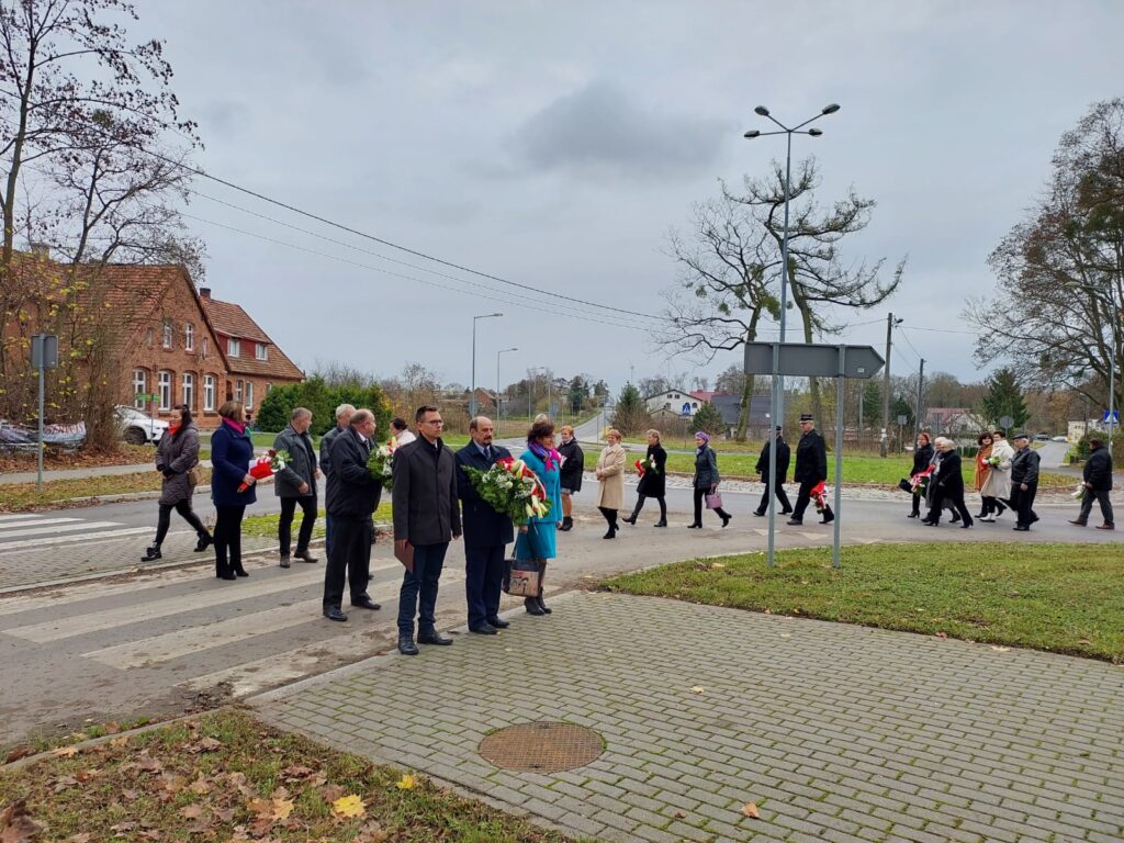 Złożenie kwiatów pod pomnikiem
