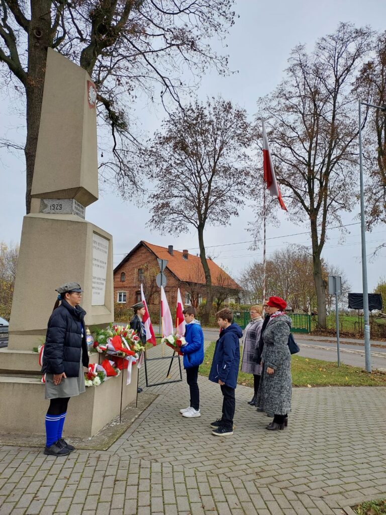 Złożenie kwiatów pod pomnikiem